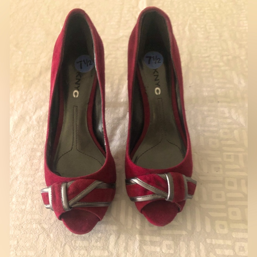 Size 71/2” DKNYC suede pump.